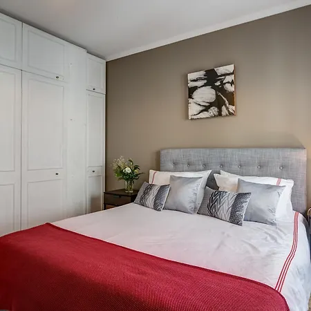Empire Building By Homing Apartment